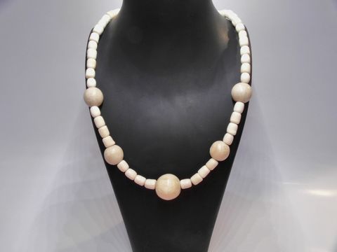 Holzkette mit naturbraunen Kugeln von 20 mm, Länge 60 cm, hergestellt von Juwelier Harnisch, idealer Holz Schmuck für jeden Anlass.