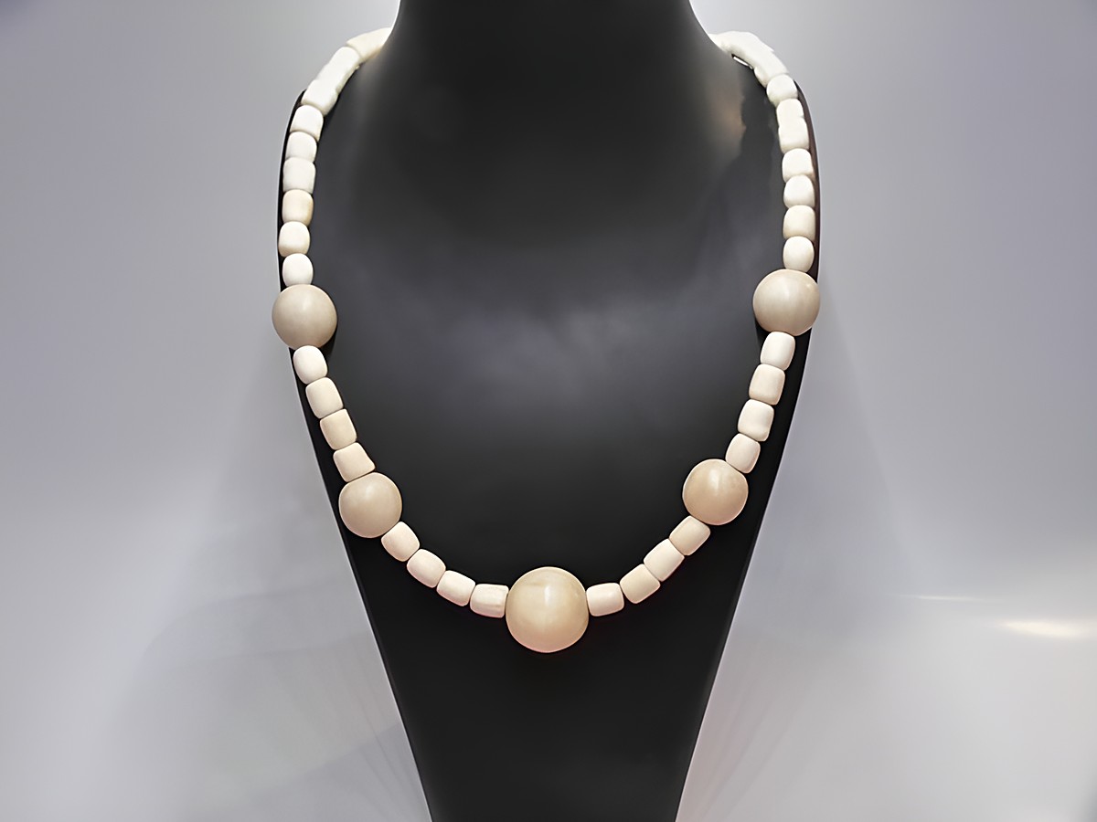 Holzkette mit naturbraunen Kugeln von 20 mm, Länge 60 cm, hergestellt von Juwelier Harnisch, idealer Holz Schmuck für jeden Anlass.