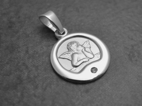 Anhänger Engel aus rhodiniertem Sterling Silber, träumerisch gestaltet mit brillantem Detail, geliefert vom Juwelier Harnisch, symbolisiert Schutz und Reinheit.