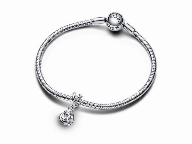 Ein silberner Armband mit einer charmhaften, blühenden Rose als Anhänger von Pandora, Modell 793213C00. Der Anhänger verleiht dem Schmuckstück eine elegante Note.