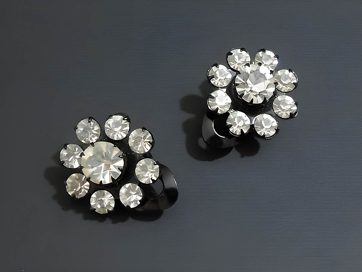 Strass Ohrclips in grazilem Design, in Weiß und Schwarz, hergestellt von Juwelier Harnisch, funkeln elegant und verleihen jedem Outfit einen Hauch von Glamour.