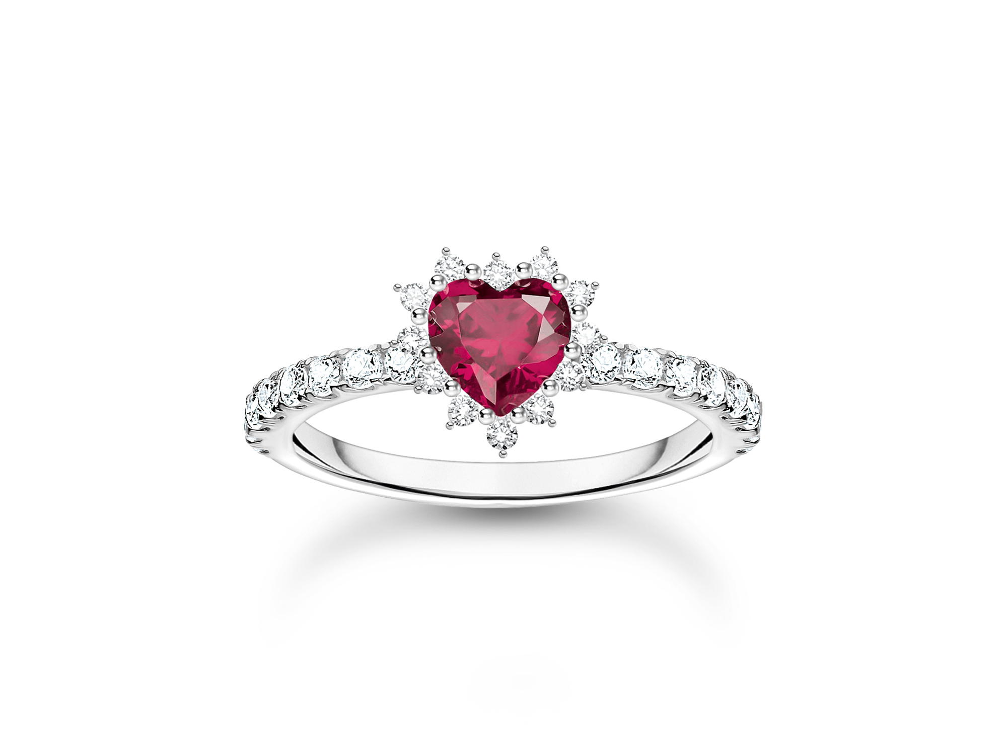 Der Thomas Sabo Ring TR2484-013-10-50 in Größe 50 zeigt einen roten Herzstein umgeben von funkelnden Zirkonia auf einer eleganten Silberfassung.