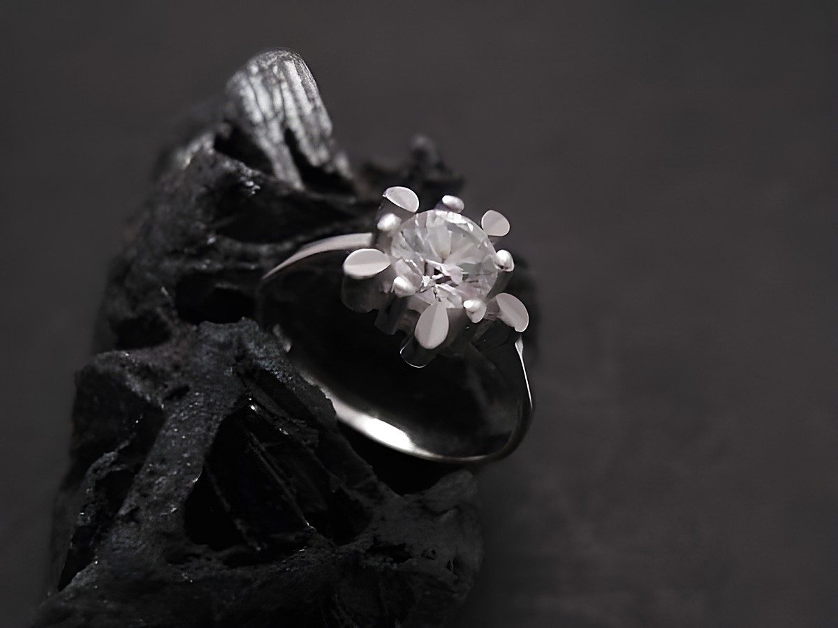 Weißgold Ring elfengleich Gold 585 Zirkonia Gr. 55 vom Hersteller Juwelier Harnisch bis Gr. 56/18 elegant in Szene gesetzt auf schwarzem Hintergrund.
