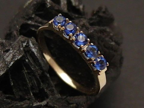 Bezaubernder Goldring in Gold 333 mit synth. Saphiren, Größe 55, Hersteller Juwelier Harnisch, geeignet bis Größe 56. Elegantes Design mit funkelnden blauen Steinen.