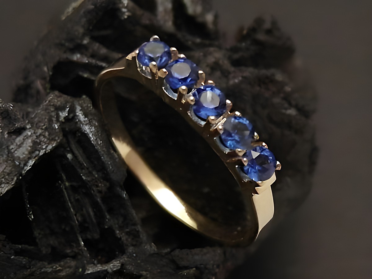 Bezaubernder Goldring in Gold 333 mit synth. Saphiren, Größe 55, Hersteller Juwelier Harnisch, geeignet bis Größe 56. Elegantes Design mit funkelnden blauen Steinen.