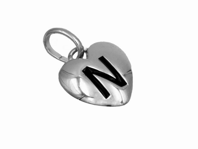 Herzanhänger aus 925 Sterling Silber mit schwarzem Buchstaben N, poliert und rhodiniert, hergestellt von Juwelier Harnisch, ideal für Kinder.