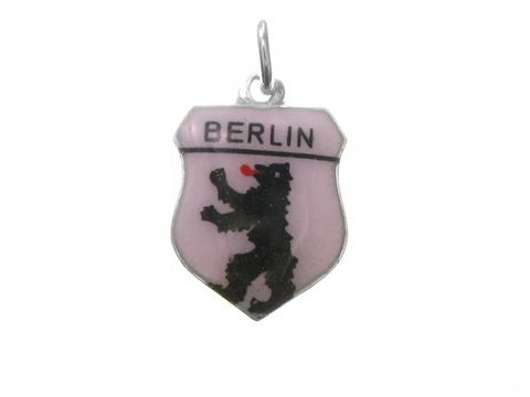 Silber Anhänger mit dem Berlin Wappen, das den Berliner Bär in schwarzer Emaille zeigt. Hersteller ist Juwelier Harnisch. Ideal als Schmuckstück oder Souvenir aus Berlin.
