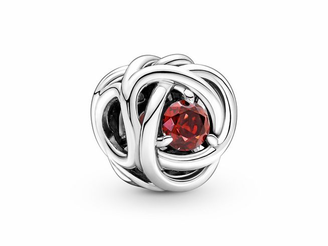 Charm aus Silber mit rotem Kristall im Mittelpunkt, umgeben von einem filigranen gewellten Design, elegantes Schmuckstück von Pandora, perfekte Ergänzung für jedes Armband.