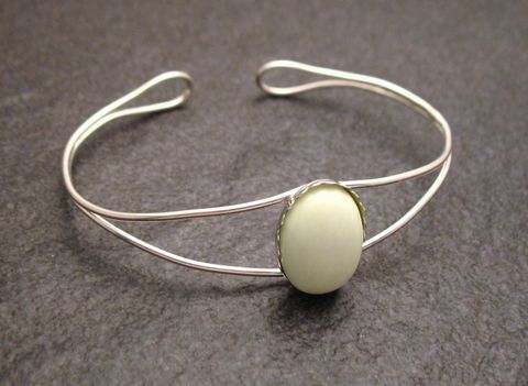 Lemon Chrysopras Armreifen 17 cm aus Sterling Silber mit ovalem Stein, elegant und schlicht, ideal für jeden Anlass, Hersteller Juwelier Harnisch, Umfang 17 cm.