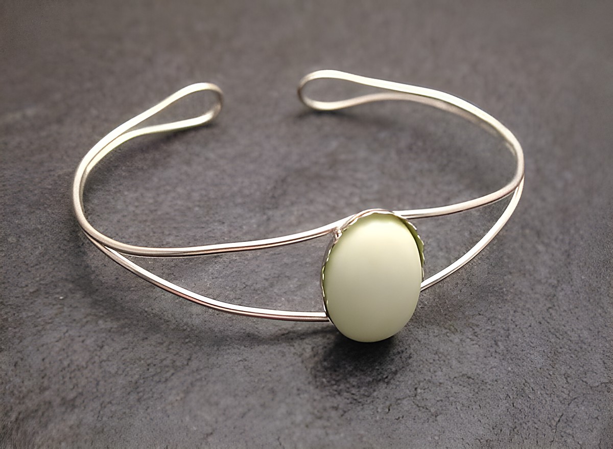 Lemon Chrysopras Armreifen 17 cm aus Sterling Silber mit ovalem Stein, elegant und schlicht, ideal für jeden Anlass, Hersteller Juwelier Harnisch, Umfang 17 cm.