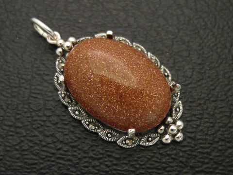 Cabochon - synt. Goldstein - braun - Silber Medaillon Anhänger von Juwelier Harnisch mit kunstvollem Design und glänzenden Akzenten, perfekt für Schmuckliebhaber.
