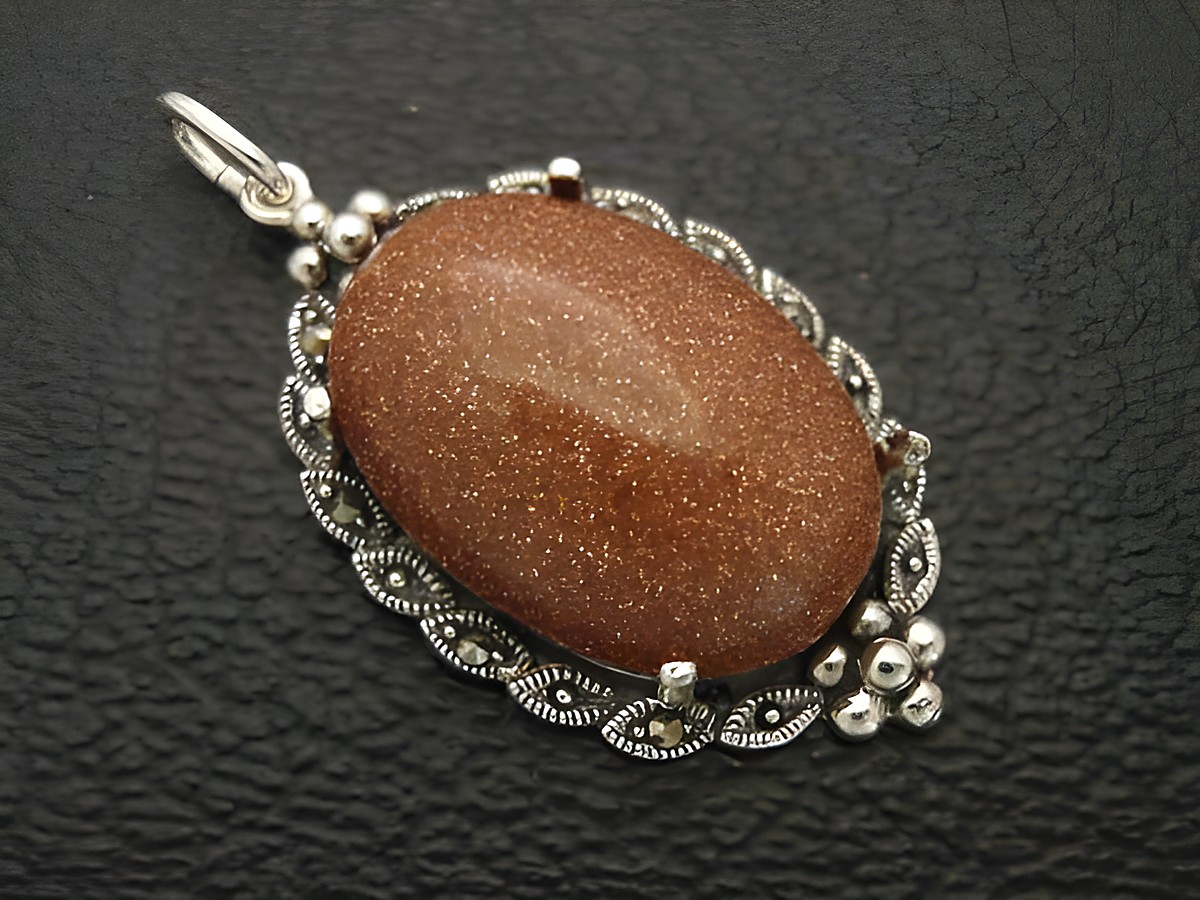 Cabochon - synt. Goldstein - braun - Silber Medaillon Anhänger von Juwelier Harnisch mit kunstvollem Design und glänzenden Akzenten, perfekt für Schmuckliebhaber.