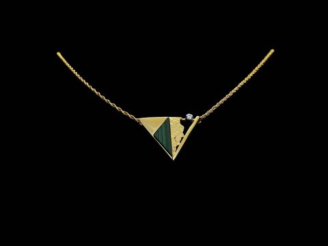 Gold Collier mit Kordel in Dreiecks Design, verziert mit Zirkonia und Malachit, Länge 46 cm, aus 375 Gold, Hersteller Juwelier Harnisch, Collier Mittelteil.