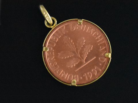 Glückspfennig Gold Anhänger rund Gold 585 mit feiner Prägung und goldener Einfassung, hergestellt von Juwelier Harnisch, geeignet als individuelles Schmuckstück.