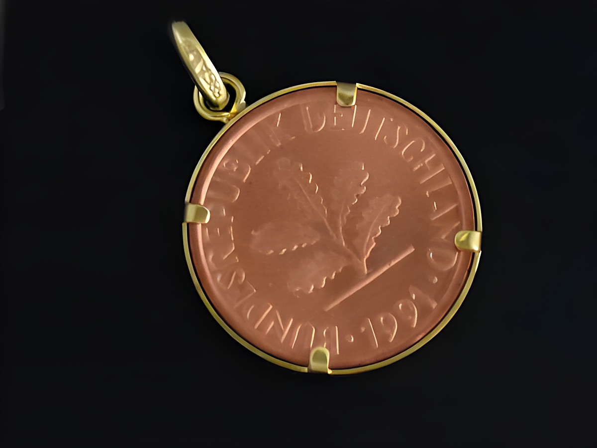 Glückspfennig Gold Anhänger rund Gold 585 mit feiner Prägung und goldener Einfassung, hergestellt von Juwelier Harnisch, geeignet als individuelles Schmuckstück. – Ansicht 2