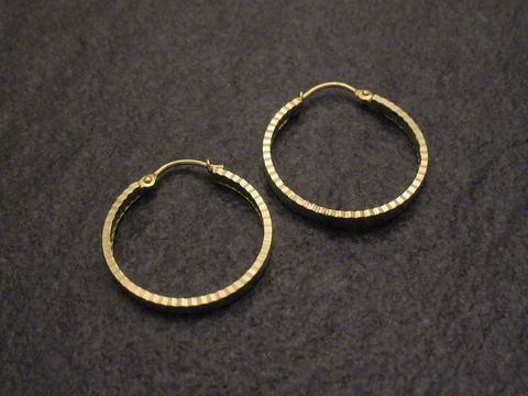 Creole-Gold auf Silber Ohrring mit Diamantschliff, Durchmesser 2,6 cm, von Juwelier Harnisch, elegante und zeitlose Ohrringe in hochwertiger Verarbeitung.
