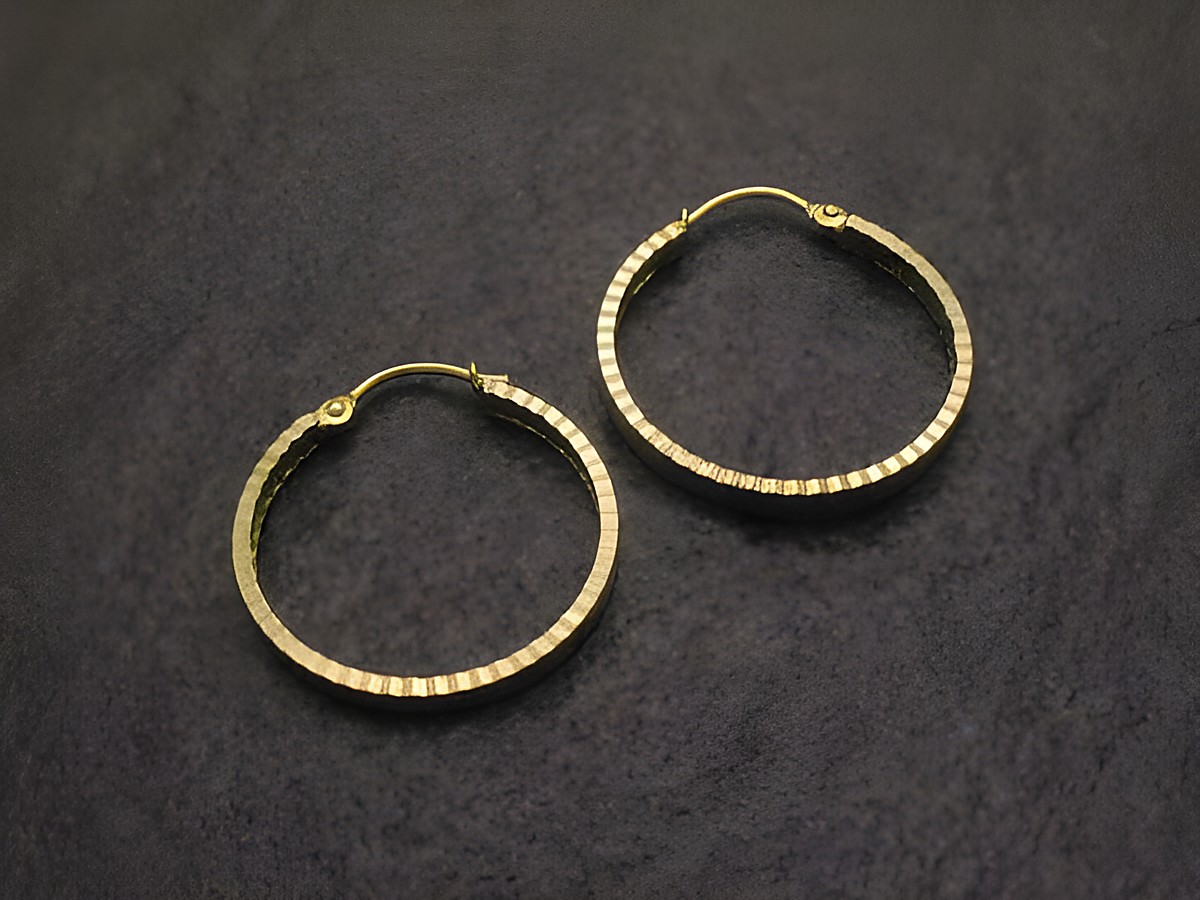 Creole-Gold auf Silber Ohrring mit Diamantschliff, Durchmesser 2,6 cm, von Juwelier Harnisch, elegante und zeitlose Ohrringe in hochwertiger Verarbeitung.