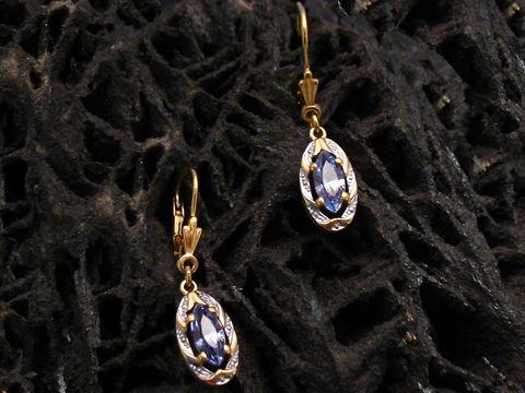 Ohrringe aus Gold in bicolor mit synthetischem Aquamarin, eleganter Ohrhänger mit Stein des Herstellers Juwelier Harnisch.