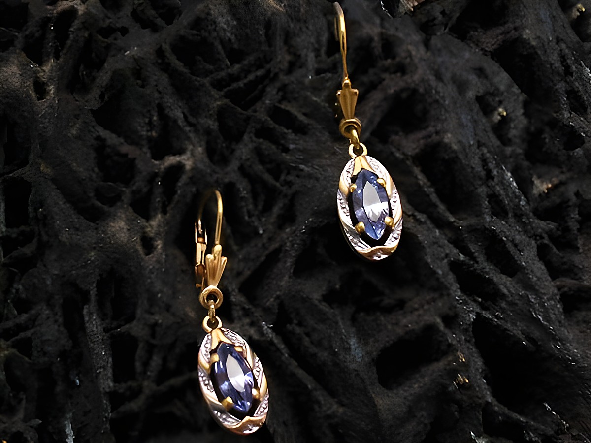 Ohrringe aus Gold in bicolor mit synthetischem Aquamarin, eleganter Ohrhänger mit Stein des Herstellers Juwelier Harnisch.