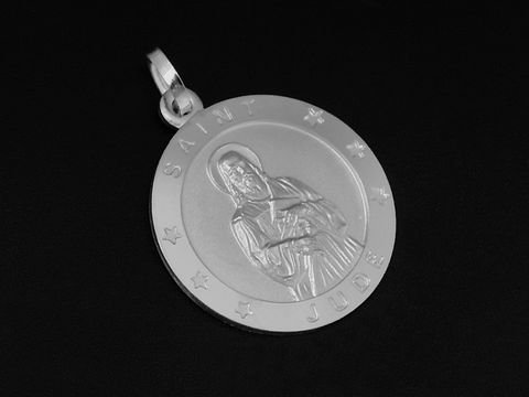 Silber Anhänger mit dem Motiv von Saint Jude, aus 925 Sterling Silber, rhodiniert, rund, mit eingebettetem Schutzpatron und der Inschrift Saint Jude, hergestellt von Juwelier Harnisch.