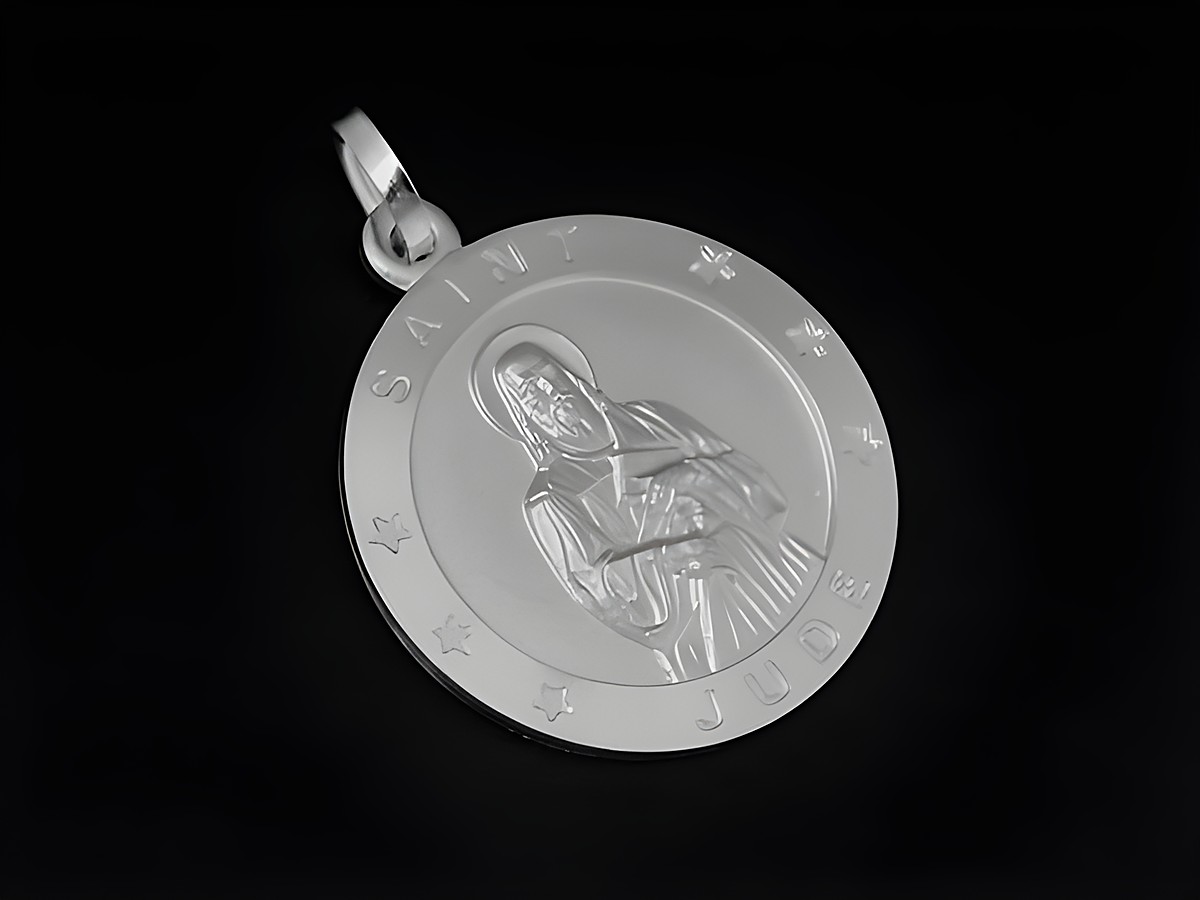 Silber Anhänger mit dem Motiv von Saint Jude, aus 925 Sterling Silber, rhodiniert, rund, mit eingebettetem Schutzpatron und der Inschrift Saint Jude, hergestellt von Juwelier Harnisch.