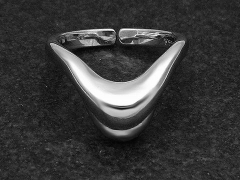 Silberring in geschwungenem Design, leicht verstellbar, Hersteller Juwelier Harnisch, rhodiniert, ohne Stein, elegant und modern gestaltet.