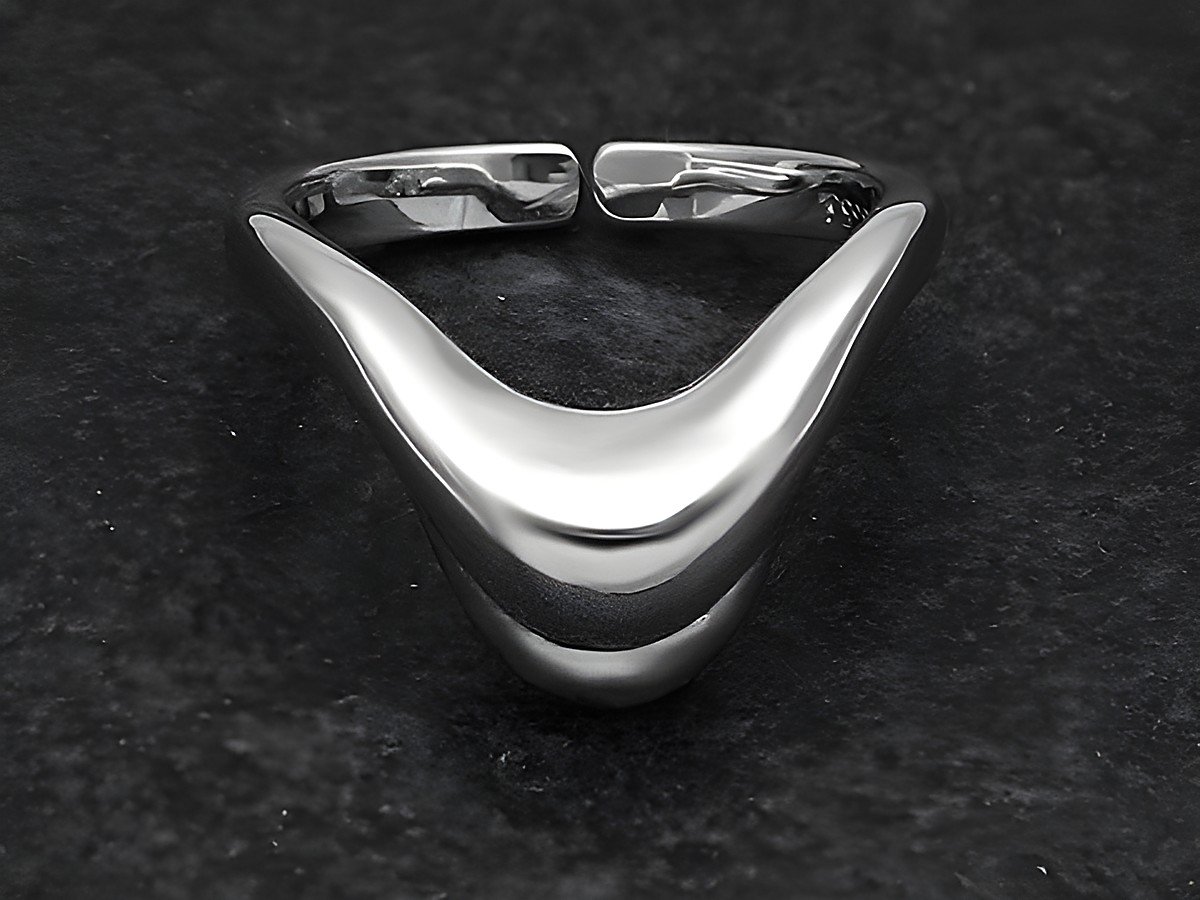 Silberring in geschwungenem Design, leicht verstellbar, Hersteller Juwelier Harnisch, rhodiniert, ohne Stein, elegant und modern gestaltet.