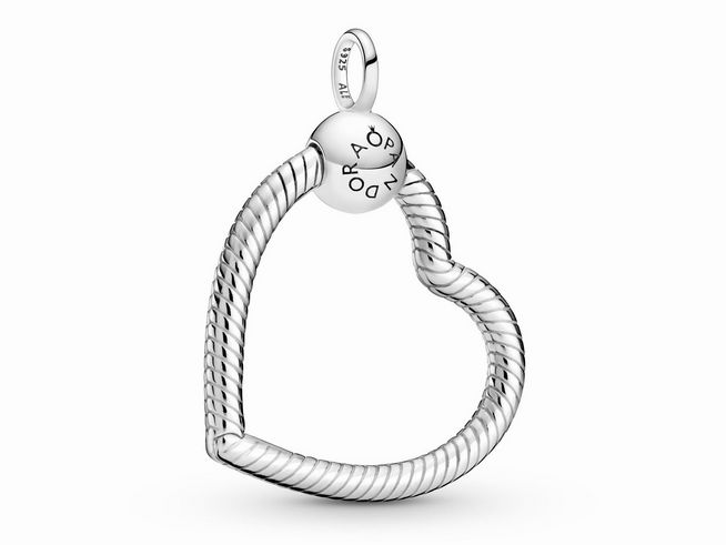 Der Pandora Silber 399384C00 Heart O-Anhänger ist ein eleganter, herzförmiger Silberanhänger mit feinem, gewundenem Design und einer Anhängerschlaufe.