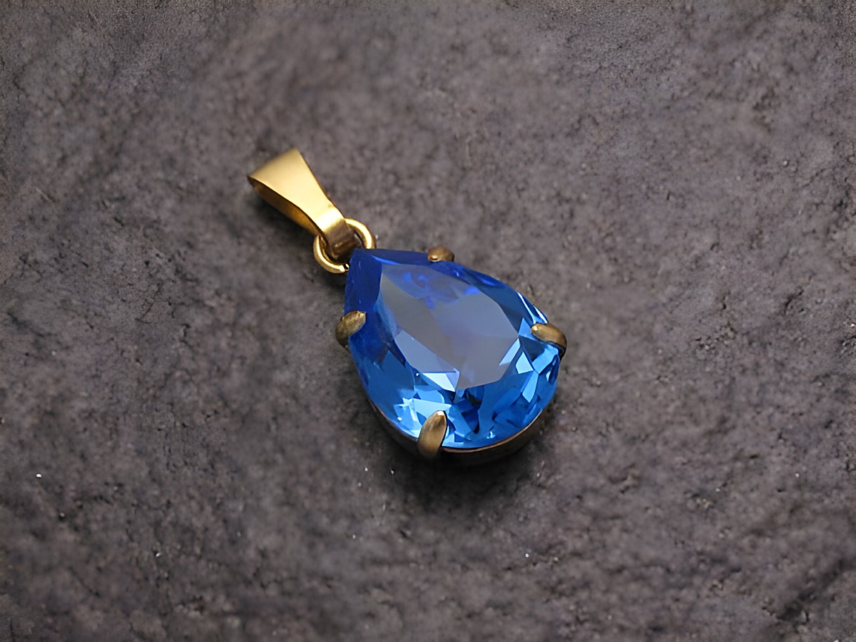 Blauer Strass Anhänger im Tropfendesign mit goldfarbener Fassung, ideal für einen sexy City Look, Hersteller Juwelier Harnisch, erhältlich in weiteren Formen.