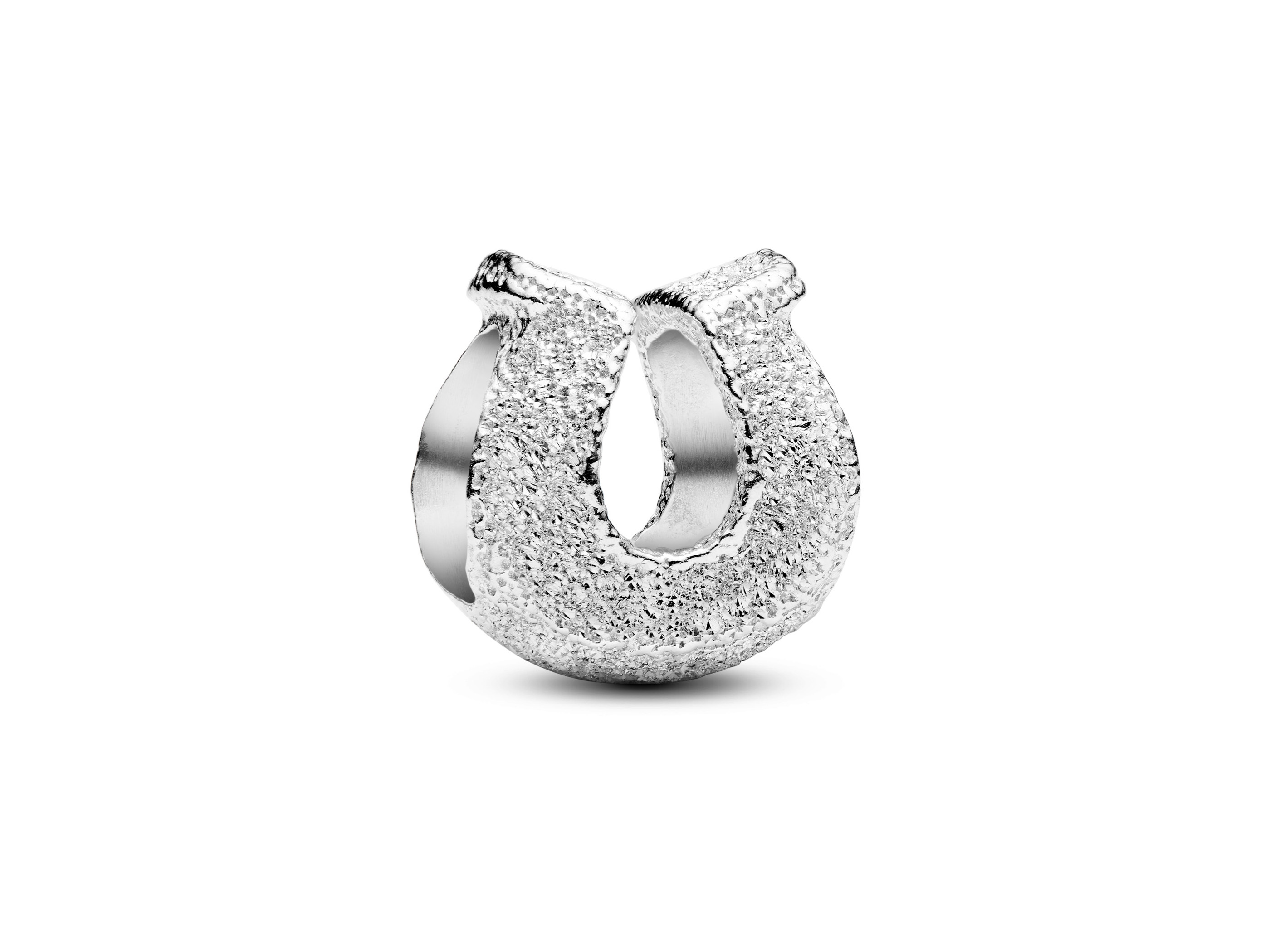 Strukturiertes Hufeisen Mini-Charm aus Sterling Silber von Pandora, metallisch glänzend mit texturierten Details, ideal für Armbänder und persönlichen Schmuck.