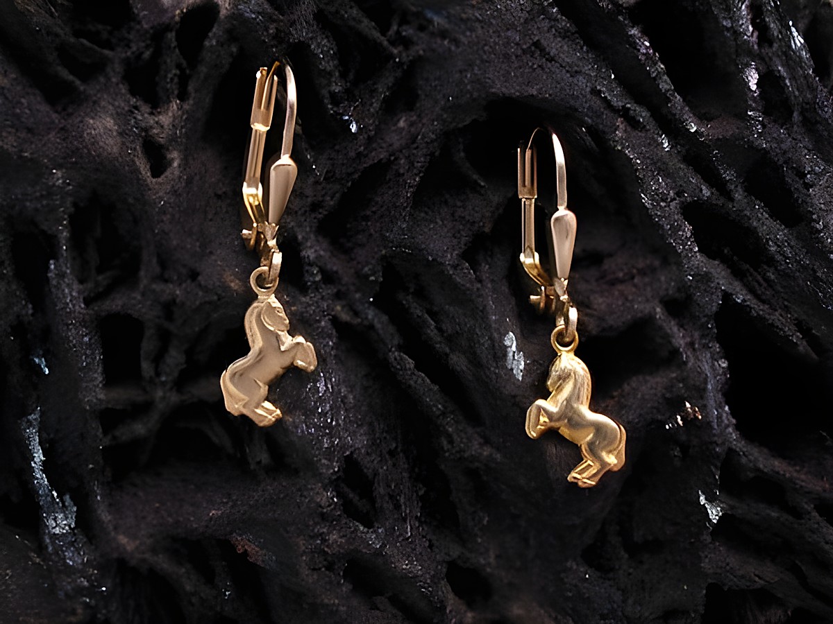 Hängende Ohrringe Pferdchen aus Gold für Kinder, hergestellt von Juwelier Harnisch, mit einem niedlichen Pony-Design, ideal für kleine Pferdefans.