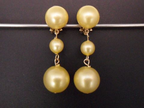 71880-0 Ohrclip in zeitlosem Design in zitronengelb aus Kunstharz, goldfarbene Elemente, Hersteller Juwelier Harnisch, ideal für stilvolle Akzente.