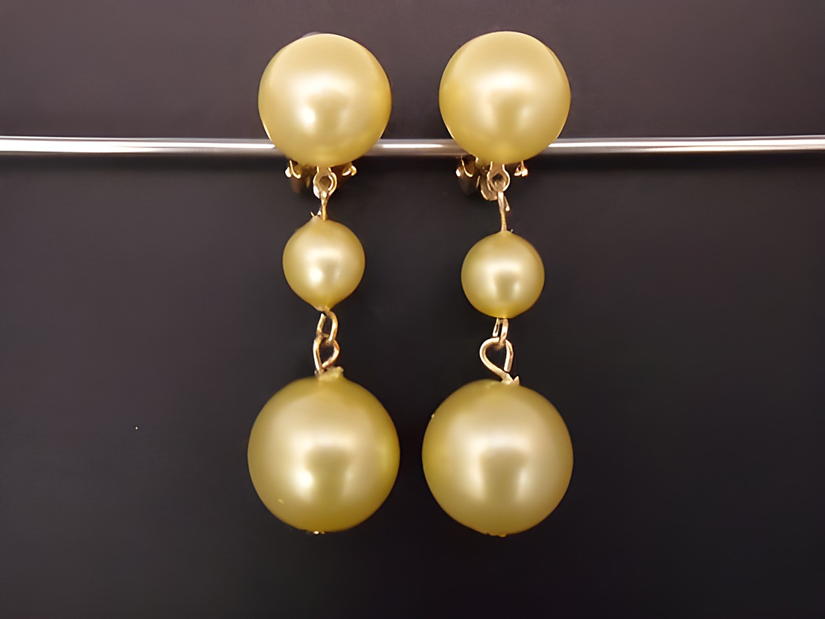 Ohrclip in zeitlosem Design in zitronengelb aus Kunstharz, goldfarbene Elemente, Hersteller Juwelier Harnisch, ideal für stilvolle Akzente.