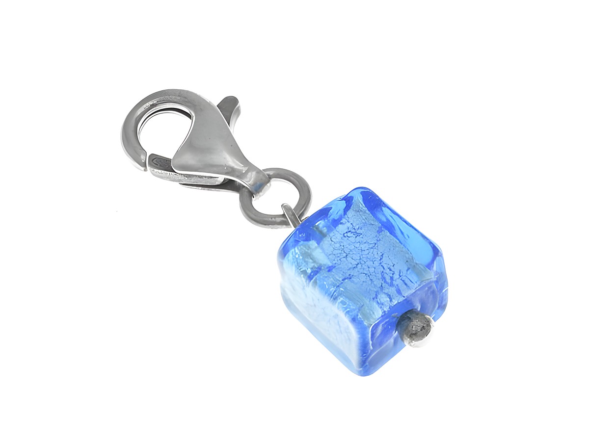 Charmanhänger aus poliertem Sterling Silber mit einem blauen Glaswürfel. Der Anhänger hat einen Karabinerverschluss und kommt vom Hersteller Juwelier Harnisch.