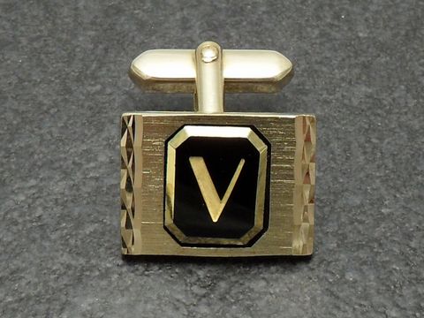 Vergoldete Manschettenknöpfe mit Initialen V, Hersteller Juwelier Harnisch, stilvolles Design mit glänzender Oberfläche und schwarzem Hintergrund, ideal für elegante Anlässe.