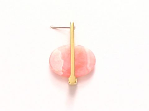Ovaler Rhodochrosit Anhänger mit Gold Auflage Doublé von Juwelier Harnisch, eleganter Schmuck mit zartem, pinken Farbton und schlichter Designline. Ideal für stilvolle Akzente.