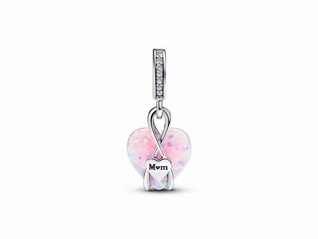 Pandora 793202C01 Mum Schillernder Herz Charm-Anhänger aus Silber mit pinkem Steinmix und graviertem Wort "Mom", ideal für persönliche Geschenke und schöne Schmuckstücke.