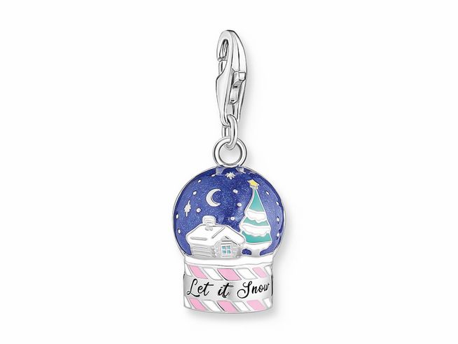 Charm-Anhänger in Form einer Schneekugel mit buntem Design, blauem Himmel, Schneehäuschen und Weihnachtsbaum, verziert mit dem Schriftzug Let it Snow, aus Silber und Kaltemail.