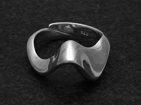 Silberring WELLE Gr. weit verstellbar, Hersteller Juwelier Harnisch, ohne Stein, in elegantem Design mit geschwungenen Formen. Ideal für jeden Anlass.