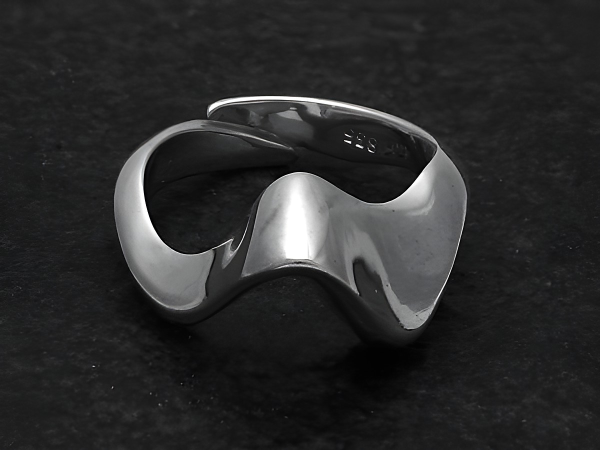 Silberring WELLE Gr. weit verstellbar, Hersteller Juwelier Harnisch, ohne Stein, in elegantem Design mit geschwungenen Formen. Ideal für jeden Anlass.
