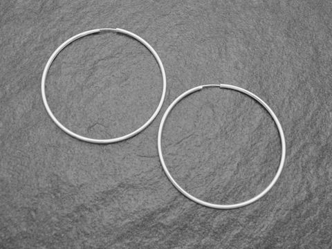 Silber Creolen 6 cm aus rhodiniertem Sterling Silber mit einem Durchmesser von über 45 mm und einer Stärke von 2 mm, stilvoll und elegant für jeden Anlass.