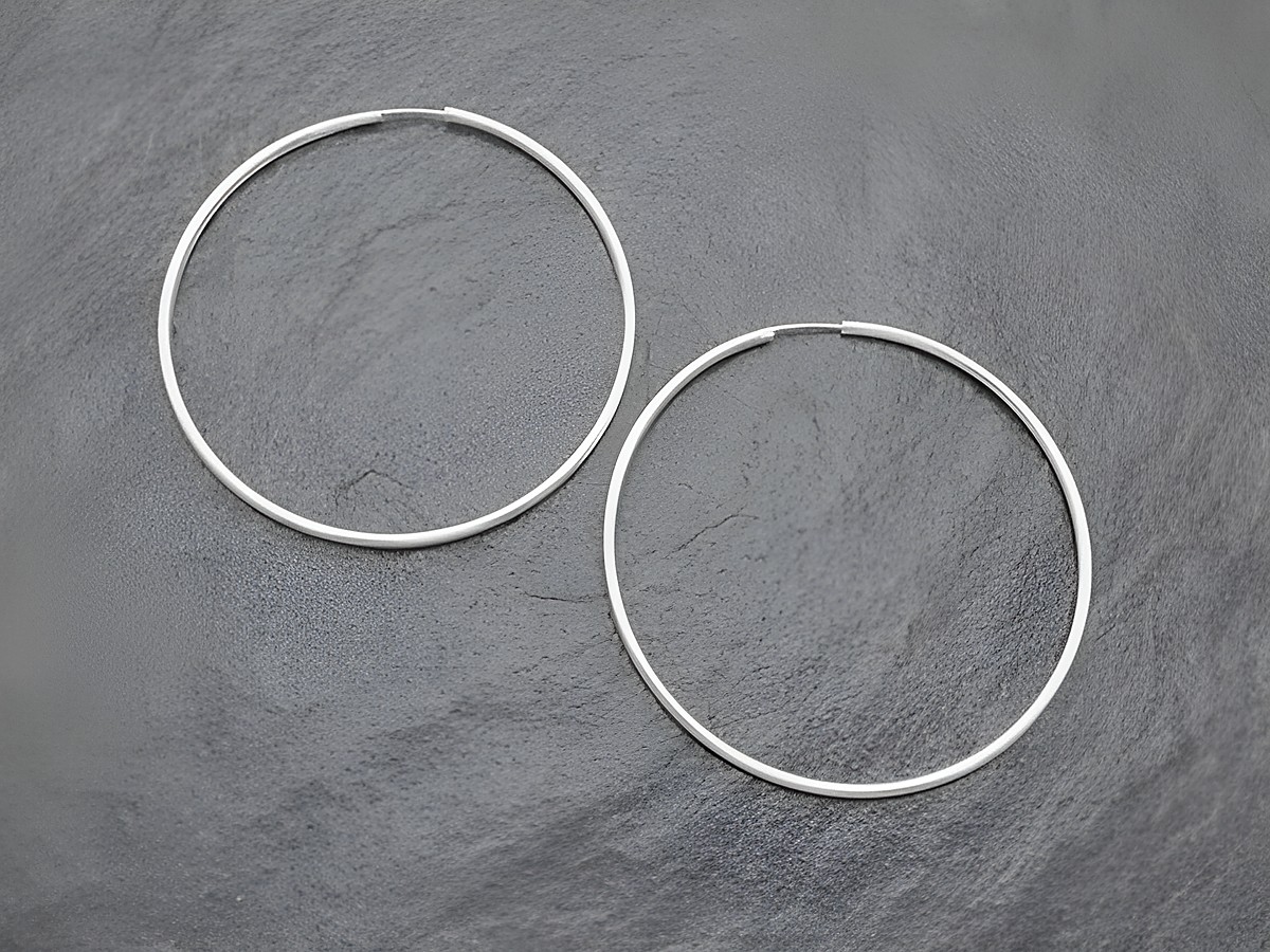 Silber Creolen 6 cm aus rhodiniertem Sterling Silber mit einem Durchmesser von über 45 mm und einer Stärke von 2 mm, stilvoll und elegant für jeden Anlass.