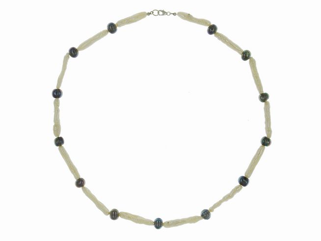 Perlenkette aus Süßwasser-Zuchtperlen in Weiß und Violett mit einer Länge von 52 cm, kombiniert mit Silber-Elementen, Hersteller Juwelier Harnisch, bunt.