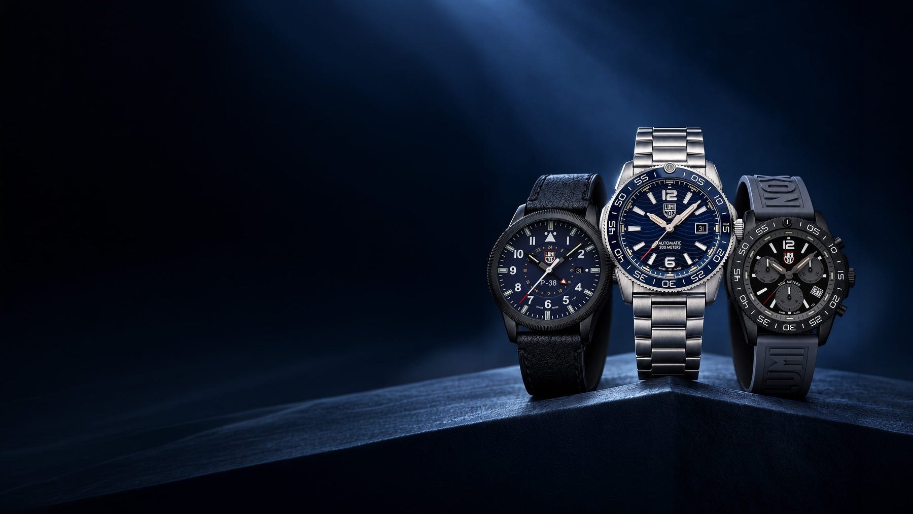Drei Luminox Taucheruhren im Dunkeln