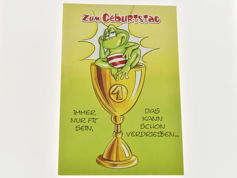 Geburtstagskarte mit einem Frosch auf einem Pokal, der schwungvoll verdeutlicht, dass es um Fitheit geht, mit dem Text Zum Geburtstag und humorvollen Anmerkungen. Hersteller Juwelier Harnisch.
