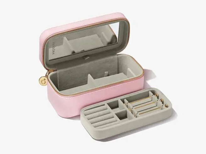Pandora rosa Schmuckbox A008 mit einem eleganten Design und einem praktischen Innenraum, ausgestattet mit einem Spiegel und verschiedenen Fächern für Schmuckaufbewahrung.
