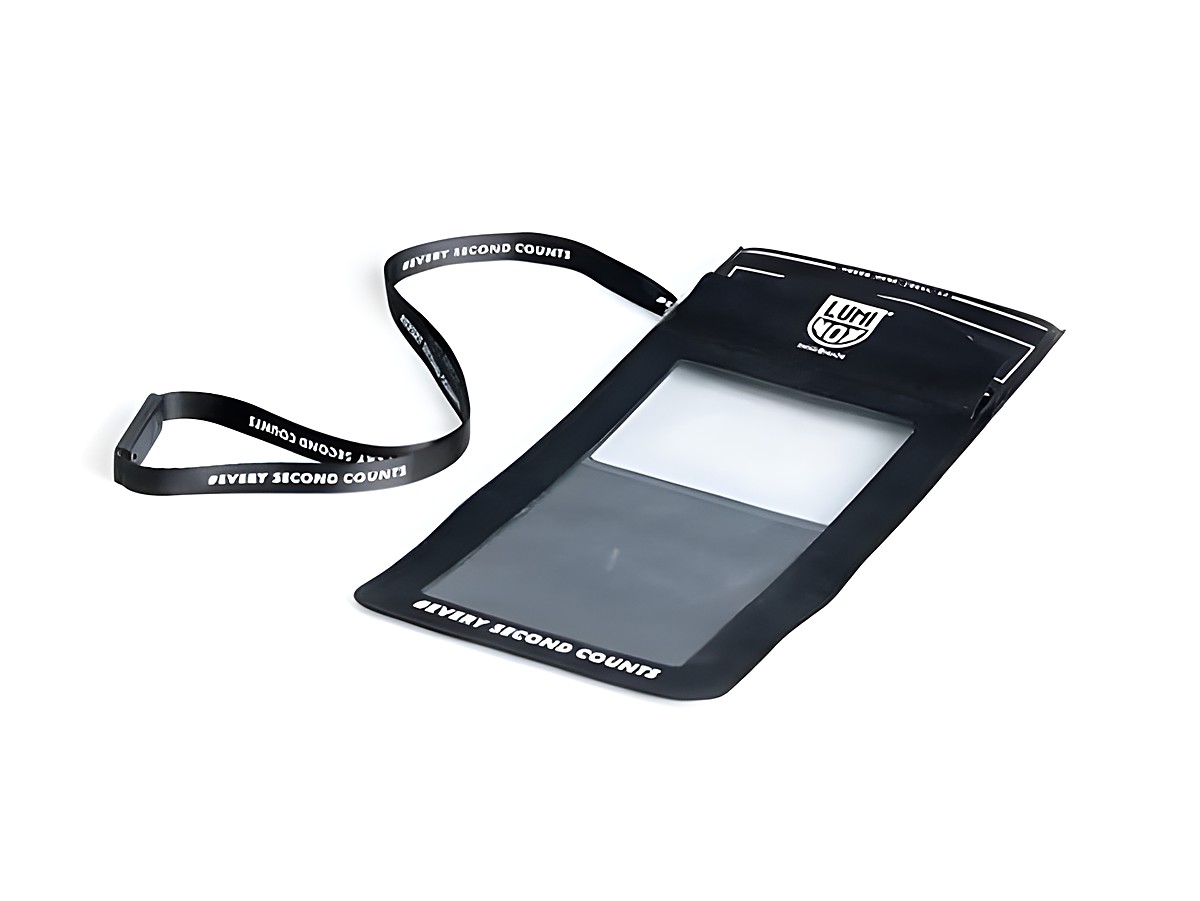 Luminox Bear Grylls wasserdichte Handytasche JAC.L065 in Schwarz mit durchsichtiger Vorderseite und verstellbarem Trageband für sicheren Schutz von Smartphones und Wertsachen.