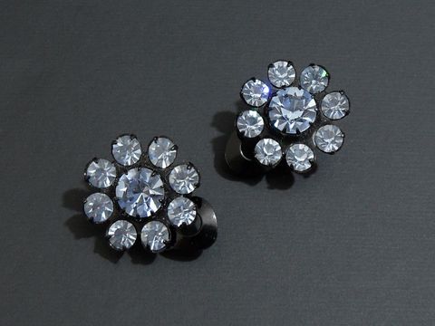 Strass Ohrclips - grazil - hellblau und schwarz, Hersteller: Juwelier Harnisch, Strass Ohrclips mit funkelnden Steinchen in blumenähnlicher Form, kunstvoll gestaltet und elegant.