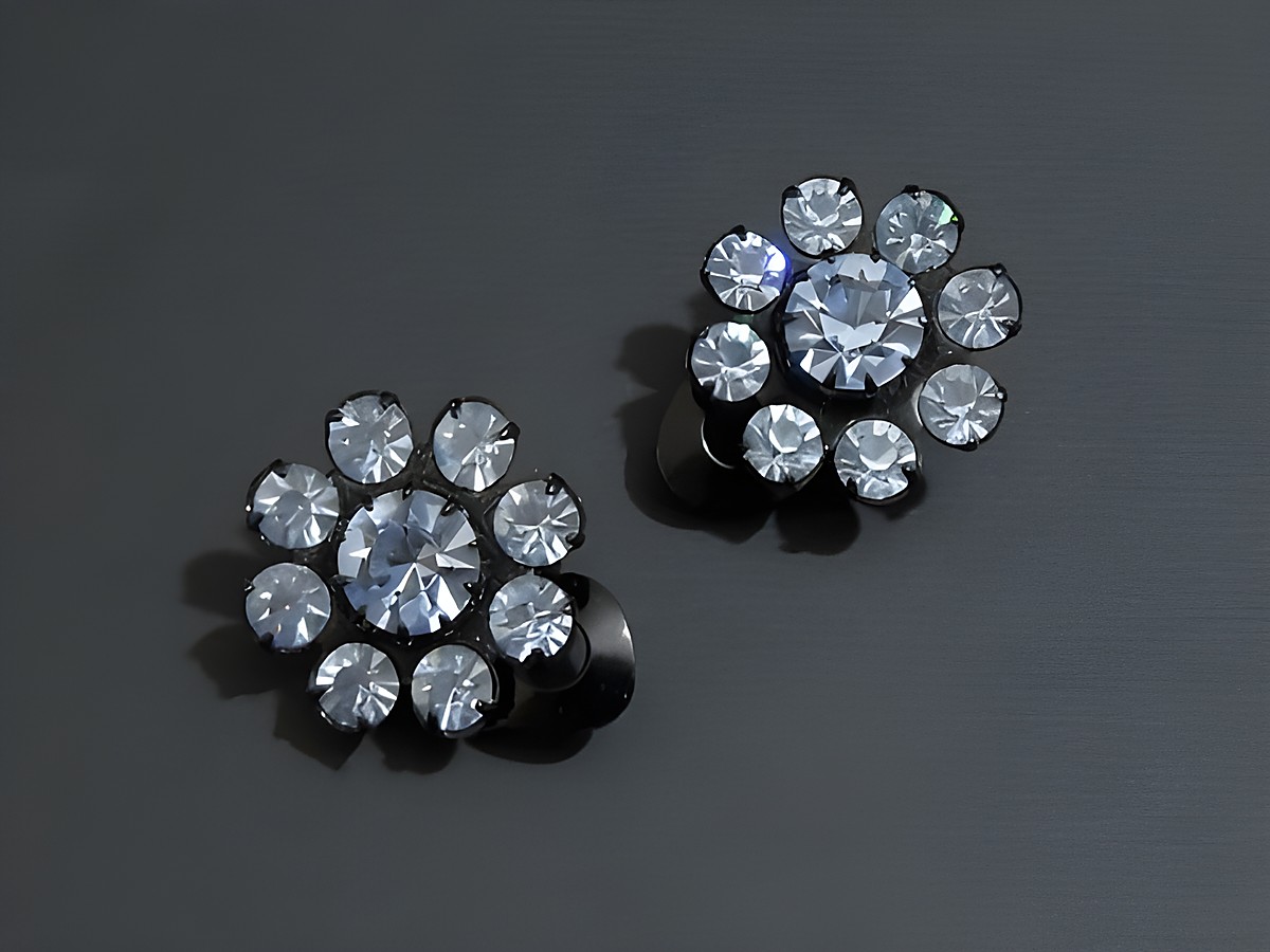Strass Ohrclips - grazil - hellblau und schwarz, Hersteller: Juwelier Harnisch, Strass Ohrclips mit funkelnden Steinchen in blumenähnlicher Form, kunstvoll gestaltet und elegant.