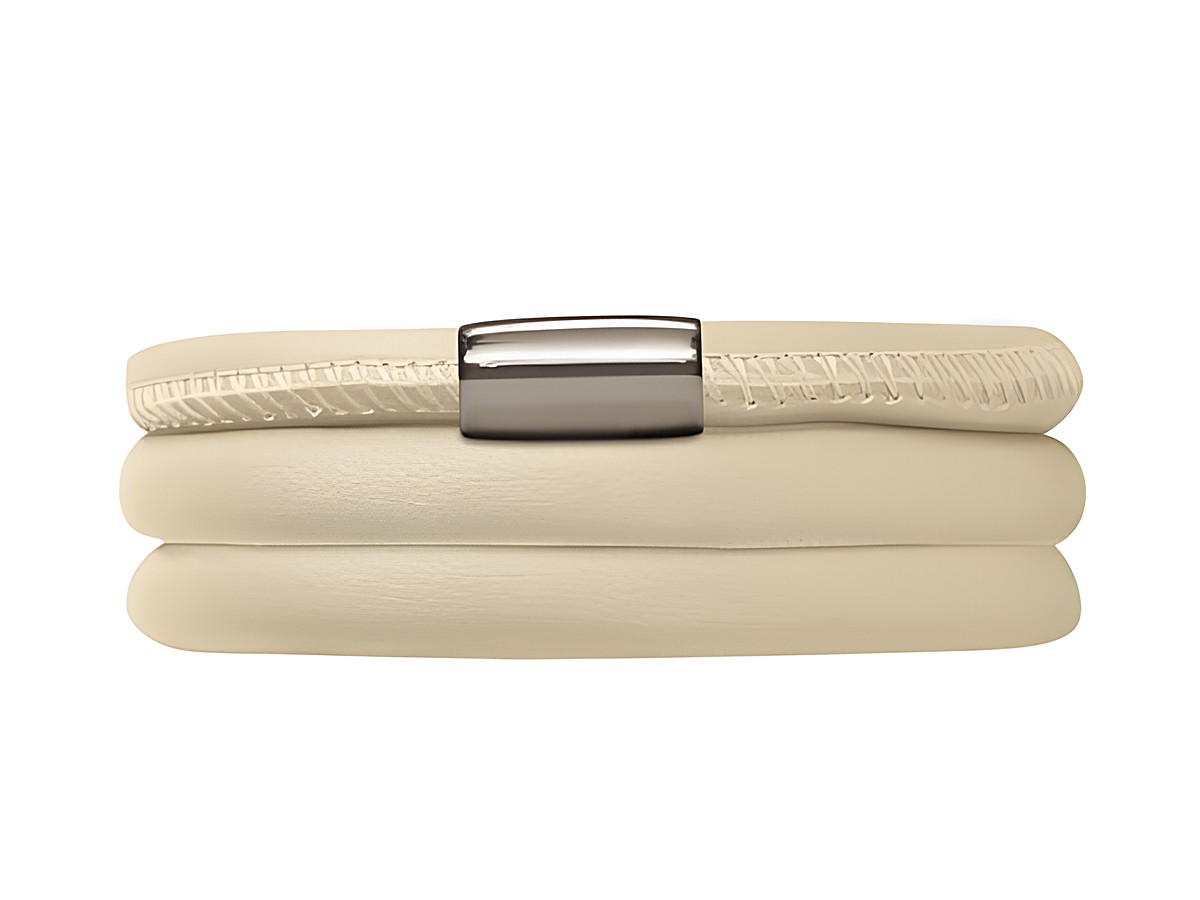 Endless Lederarmband in Nude Triple mit dreifacher Wicklung aus hochwertigem Edelstahl Silber, Länge 57 cm, elegant und modern, ideal für jeden Anlass.
